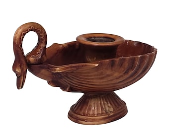 Candelabro de estilo vintage con forma de cisne, fabricado en Italia, de material compuesto con acabado en tono madera, de estilo rústico campestre.