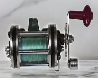 Vintage trollingmolen voor Baitcasting: Made in Japan, metalen spoel, rood handvat, retro vistuig