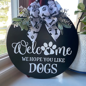Dog Welcome Wooden Door Sign: Paw Print Decor