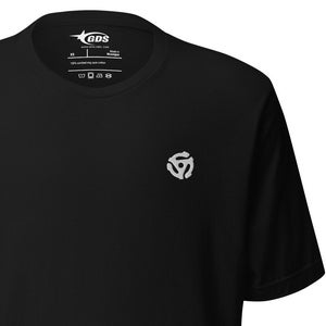 Könnte beinhalten: Schwarzes T-Shirt mit einem kleinen weißen Schallplattenlogo auf der Vorderseite.