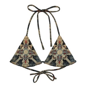 Pode incluir: Um top de biquíni em forma de triângulo com um design estampado em azul, vermelho e dourado. O top tem alças ajustáveis e laços nas costas.