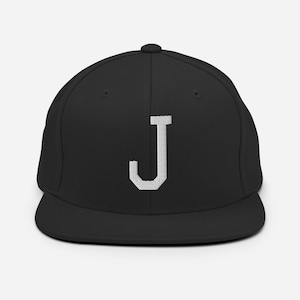 Buchstabe J Snapback Hut mit weißer Stickerei - Minimal Initial Cap, sauberer Monogramm Stil