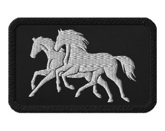 競走馬のアップリケ刺繍入り縫製パッチ。赤い馬とベージュの馬からお選