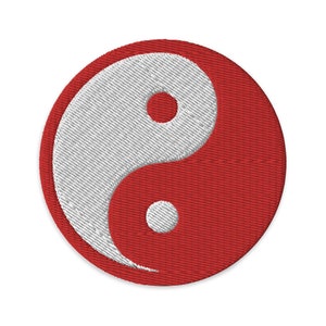 Puede incluir: Un símbolo yin yang rojo y blanco bordado en un parche circular.