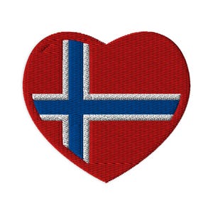 以下が含まれることがあります： 赤いハート型のワッペンにノルウェーの国旗が刺繍されています。旗は赤い背景に白い縁取りのある青い十字架が描かれています。