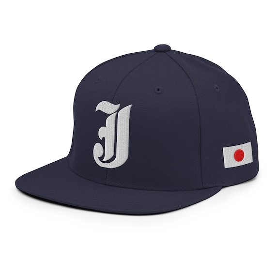 日本国旗スナップバックハット - オールドイングリッシュ「J」刺繍入り