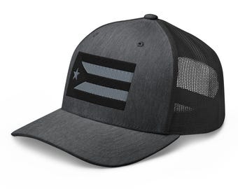 Porto Rico Flagge Blackout Trucker Cap bestickt - Boricua Pride Hat in ganz schwarzem minimalistischem Stil