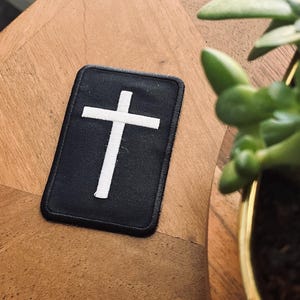 Écusson brodé en croix de 3 pouces – Crucifix, symbole chrétien de la foi et de la rédemption