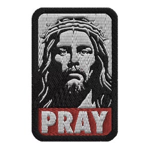 Peut inclure: Patch brodé avec une image en noir et blanc de Jésus portant une couronne d'épines. Le texte "PRAY" est en lettres blanches sur fond rouge.