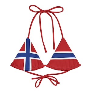 Puede incluir: Un top de bikini rojo, blanco y azul con la bandera de Noruega impresa.