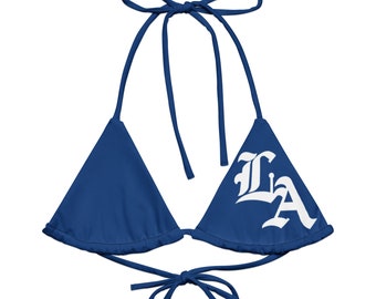 Top de bikini de tiras LA Old English: estampado integral, estilo de la costa oeste. Trajes de baño inspirados en el béisbol de Los Ángeles.