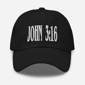 Op de afbeelding: Zwarte baseballpet met witte geborduurde tekst "JOHN 3:16".