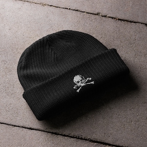 Bonnet de pêcheur Skull Bones brodé minimal - Chapeau squelette gothique Memento Mori pour style punk en métal