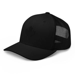 以下が含まれることがあります： つばがカーブしたメッシュバックの黒いトラッカーハット。前面には同系色のカエデの葉が刺繍されています。クラシックでカジュアルなアクセサリーです。