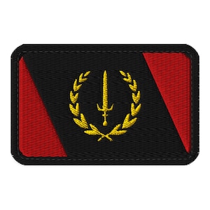 以下が含まれることがあります： 黒いハンドルと太字の黒いフォントで「But First, Coffee」というテキストが入った白いセラミックマグ。 マグカップはぼやけた背景に配置され、そのクリーンなデザインを強調しています。