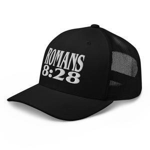 Könnte beinhalten: Schwarze Trucker-Kappe mit einem weißen gestickten Design, das "Römer 8:28" sagt.