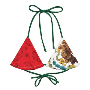 Può includere: Un top bikini verde, rosso e bianco con un design a bandiera messicana. Il top presenta un triangolo rosso con un motivo paisley, un triangolo bianco con un'aquila e un serpente, e lacci verdi.