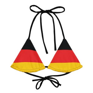 Könnte beinhalten: Schwarzer Dreiecks-Bikini-Oberteil mit deutschem Flaggen-Druck. Das Oberteil hat verstellbare Träger und Bänder am Rücken.