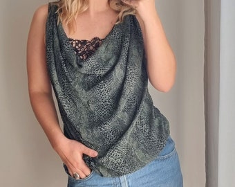 LIU JO Leopardenmuster Bluse / Animal Print Bluse / Tiger Muster Bluse / Grünes Leo Spitzen Top / Boho Leoparden Top