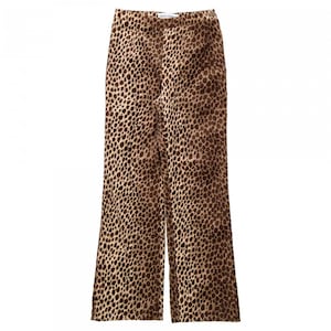 Puede incluir: Pantal&oacute;n de pierna ancha en estampado de leopardo marr&oacute;n y beige.