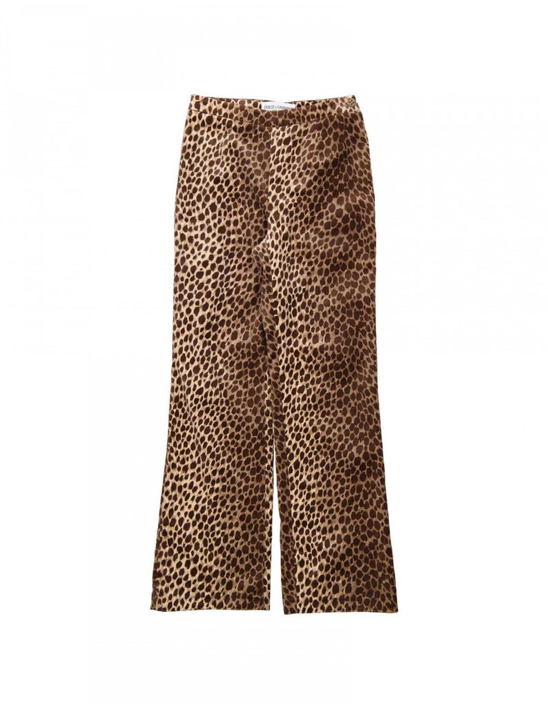 Puede incluir: Pantal&oacute;n de pierna ancha en estampado de leopardo marr&oacute;n y beige.