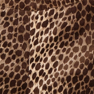 Puede incluir: Leggings de leopardo marr&oacute;n y beige con una etiqueta "DOLCE & GABBANA". Hecho en Italia.
