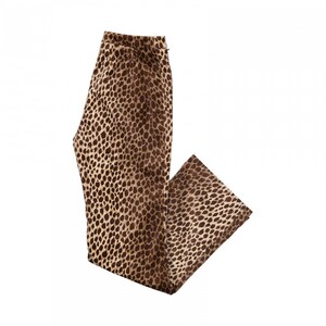 Puede incluir: Pantalones de pierna ancha con estampado de leopardo marr&oacute;n y beige.