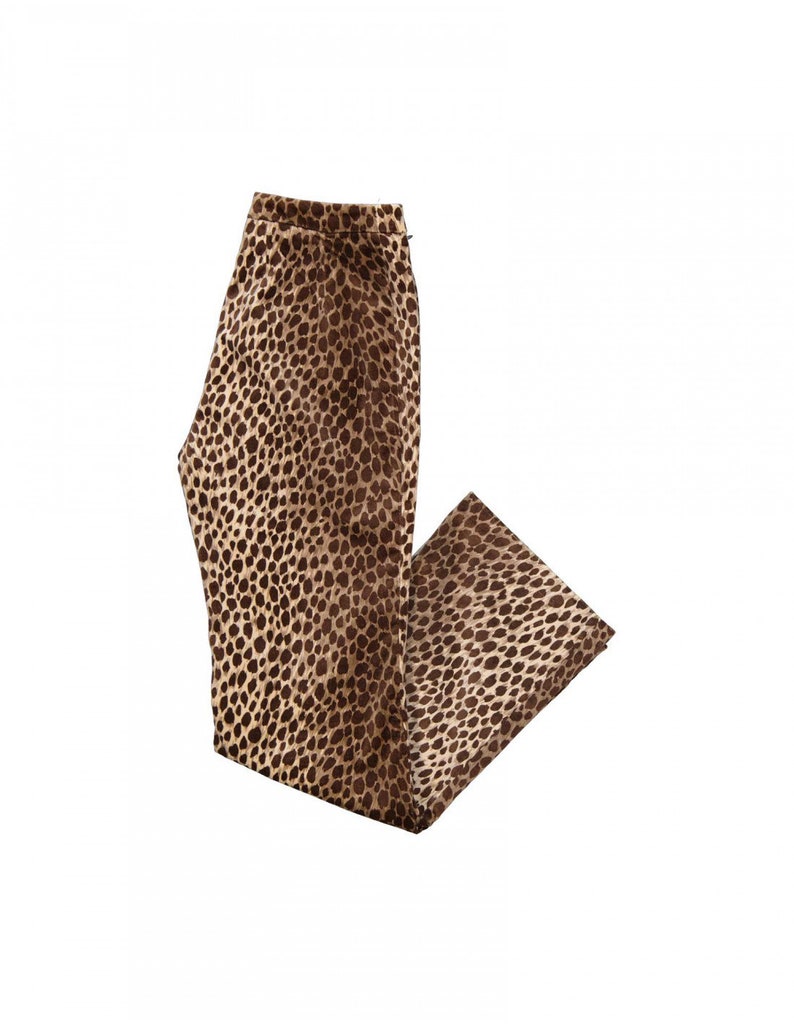 Puede incluir: Pantalones de pierna ancha con estampado de leopardo marr&oacute;n y beige.