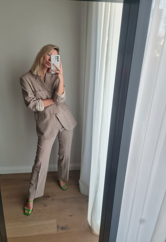 Grey pants deals beige blazer