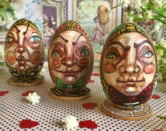 Cabezas de Humpty Dumpty Riddle. Huevo de Pascua de madera con retrato de Humpty de Alicia en el país de las maravillas. Huevo de A través del espejo. Navidad, Halloween