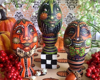 Humpty de Halloween en un huevera. Huevo de madera de Humpty Dumpty de Alicia en el País de las Maravillas, arte popular. Decoración vintage steampunk de Halloween pintada a mano.