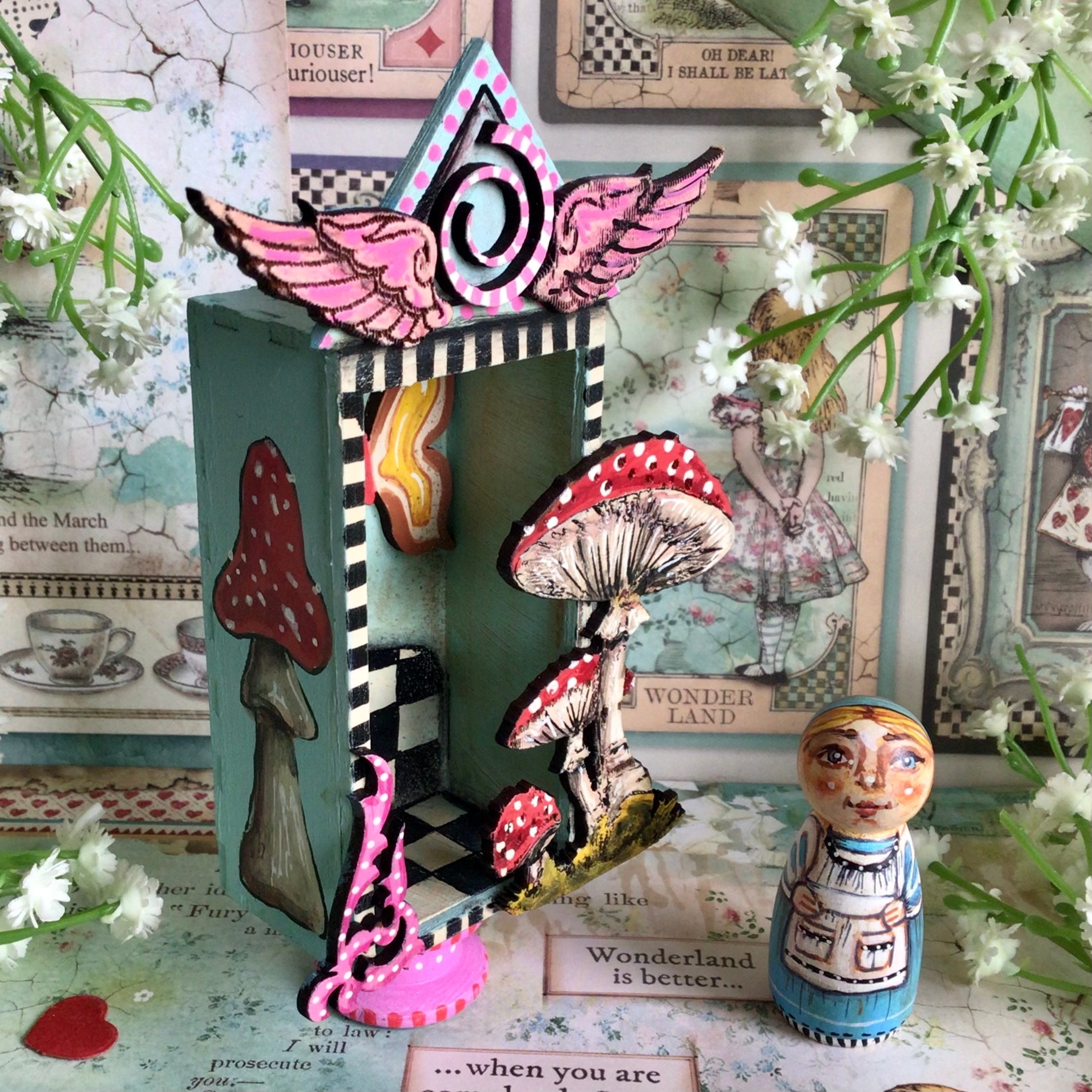 不思議の国のアリス』のミニチュア手描きジオラマアートボックス。彩色