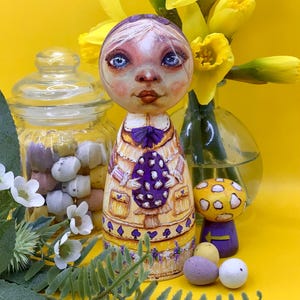 Alice im Wunderland Ganz im Goldenen Nachmittag Oster Püppchen. Handbemaltes Unikat mit Pilz aus Holz. Lewis Carrol Sammler Geschenk