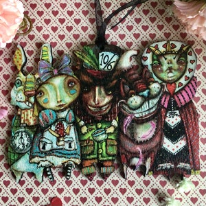 Decorazione sospesa tagliata al laser Alice nel Paese delle Meraviglie. Meravigliosamente strano ornamento per l&#39;albero di Natale di Halloween Cappellaio, Stregatto, coniglio bianco, Regina