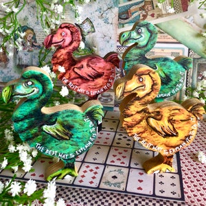 Ornamento Dodo dipinto a mano da Alice nel Paese delle Meraviglie. Decorazione eccentrica a forma di uccello in legno per gli amanti di Alice. Collezionisti di Lewis Carroll Disney