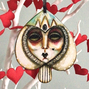 Decorazione sospesa tagliata al laser della Regina Bianca Alice nel Paese delle Meraviglie Ornamento meravigliosamente strano e curiosamente curioso Decorazione per albero in stile vintage