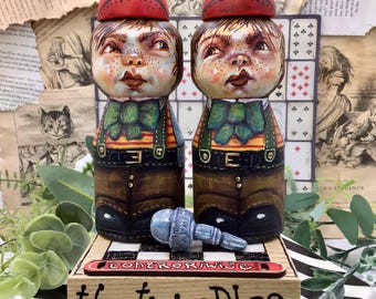 Tweedle Dee und Tweedle Dum Puppen. Alice im Wunderland handbemalte Kunstpuppenset. Tweedles Durch Glas Sammler Geschenk