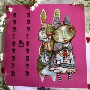 Alice im Wunderland Curiouser weißes Kaninchen Grußkarte von Originalkunstwerk. Kuriose Karten für Feiertage, Geburtstage, Feier etc