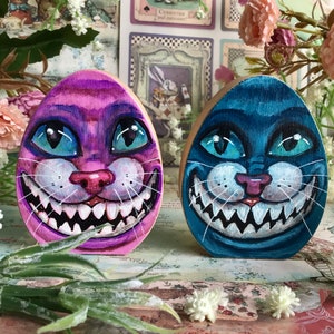 Piccolo ornamento di uovo di Pasqua dipinto a mano, a forma di Stregatto, Alice nel Paese delle Meraviglie. Decorazione in legno per gli amanti di Lewis Carroll e Disney.