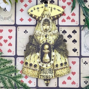 Decorazione sospesa fantasy Alice nel paese delle meraviglie della Regina Bianca. Meravigliosamente strana decorazione per albero di Natale in stile vintage.