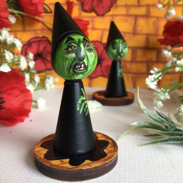 ¡Mini bruja derretida! Bruja Malvada del Mago de Oz. Muñeca Pequeña Bruja Malvada del Oeste pintada a mano en Escocia. Regalo para los fans de Judy Garland