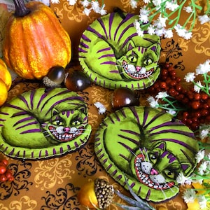 Handbemalte Halloween Grinsekatze. Alice im Wunderland Hängedekoration Baumschmuck. Gruseliges Dekor Halloween-Dekoration