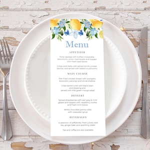 Modelo de cardápio com flores azuis e limões, cardápio de chá de bebê com limonada e brunch de noiva com frutas cítricas azuis, ela encontrou seu parceiro principal, Costa Amalfitana, ME37