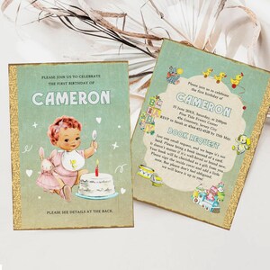 Pode incluir: Um convite de estilo vintage para um primeiro aniversário. O convite apresenta uma menina pequena com uma boneca de coelho, um bolo de aniversário com uma única vela e o texto "Por favor, junte-se a nós para celebrar o primeiro aniversário de Cameron".