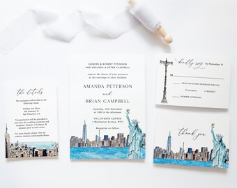 Op de afbeelding: Een trouwkaarten set met een aquarelillustratie van de skyline van New York City en het Vrijheidsbeeld. De set bevat een hoofduitnodiging, een detailkaart en een RSVP-kaart, allemaal bedrukt met zwarte tekst op wit karton.