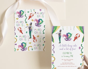 Pode incluir: Um convite de primeiro aniversário com tema Mardi Gras. O convite apresenta uma máscara roxa, verde e dourada, um personagem de desenho animado tocando clarinete e o texto "Um pequeno bolo de rei e muita diversão! Elizabeth está completando um ano".