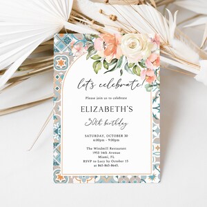 Invito di compleanno bianco e pesca blu, fiori di corallo, piastrelle azulejo pastello, compleanno estivo, piastrelle blu, invito marocchino, ME7