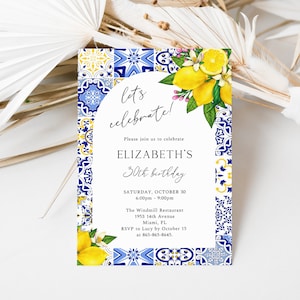 Könnte beinhalten: Eine blaue und gelbe gemusterte Einladung zu einer 30. Geburtstagsfeier. Die Einladung zeigt ein Zitronen- und Blumendesign und den Text "Let's celebrate!"  "Elizabeth's 30th Birthday"  "Saturday, October 30, 6:00pm - 9:00pm"  "The Windmill Restaurant, 1953 14th Avenue, Miami, FL"  "RSVP to Lucy by October 15 at 865-865-8645."