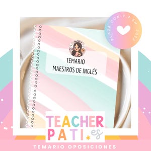 Puede incluir: Un cuaderno con espiral con una cubierta a rayas en tonos pastel. El cuaderno tiene el texto "TEMARIO MAESTROS DE INGLÉS" y "TEACHER PATI.es". Una pegatina circular dice "PLAZA CON 9.4 EN 2022".