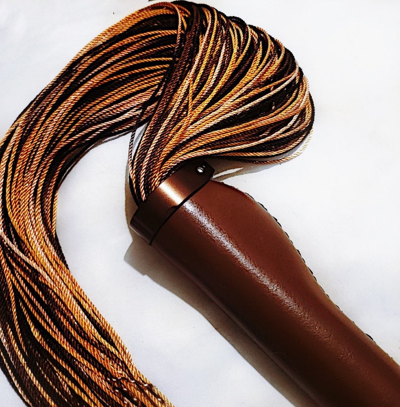 Mocha Collection Sensation Flogger Rich Mocha con acentos metálicos Light Flogger hecho a mano BDSM Bondage Juguete para adultos OOAK Kink imagen 2